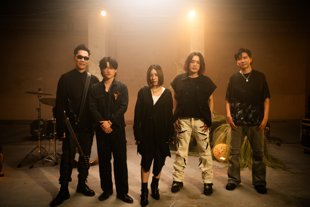 小男孩樂團十週年攜手hue主唱知更！搖滾力作〈一遍一遍〉燃燒內在黑暗